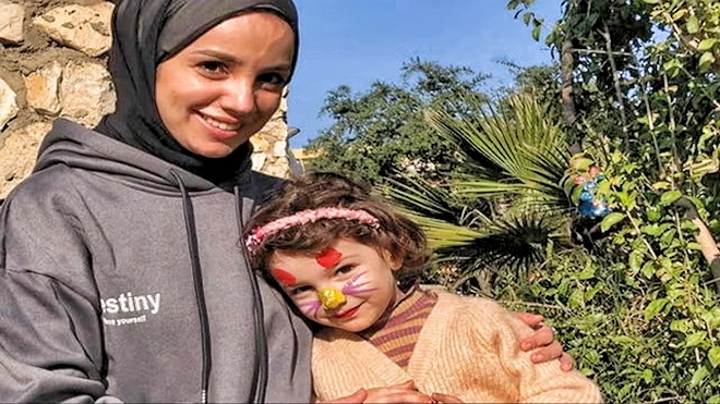 حفيدة محمد صوفي (يمين) ووالدتها مريم في أوقات أفضل حفيدة محمد صوفي (يمين) ووالدتها مريم في أوقات أفضل